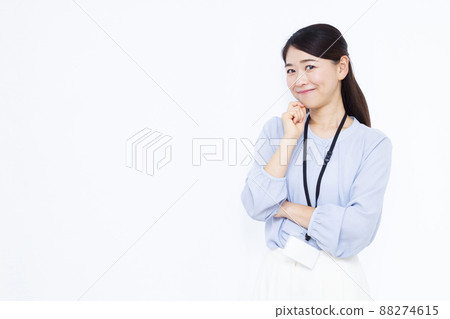 一個三十多歲的女商人笑著思考 88274615