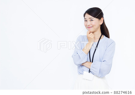 一個三十多歲的女商人笑著思考 88274616