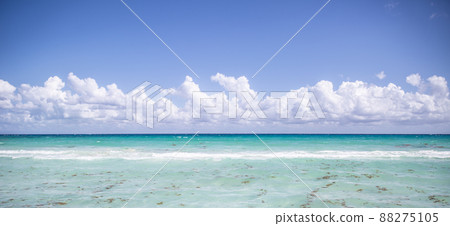 Turquoise dea with clouds on teh horizon as ideal holiday destination for the summer Turquoise dea with clouds on teh horizon as ideal holiday destination for the summer 88275105