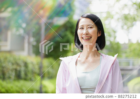 走在運動服的中年婦女 88275212