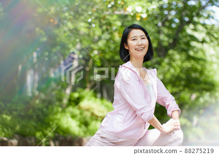 走在運動服的中年婦女 88275219