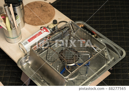 [Preparing food on the stove in the tent] 88277565