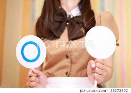 Woman with Marubatsu plate 88278862