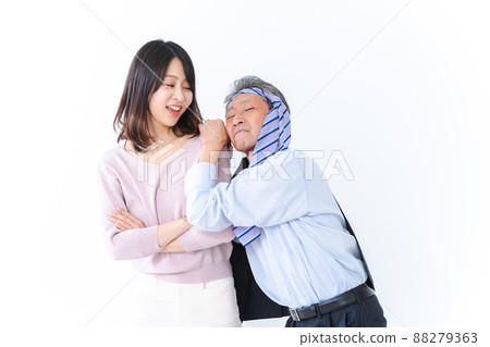 一個被醉漢纏住的年輕女子 88279363
