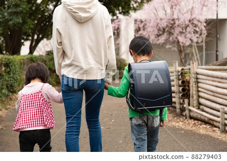 家長和孩子手牽手返回 88279403