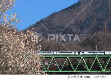 Limited express train of E353 series running through the Chuo Main Line in early spring_2022/3/5 shooting 88279832