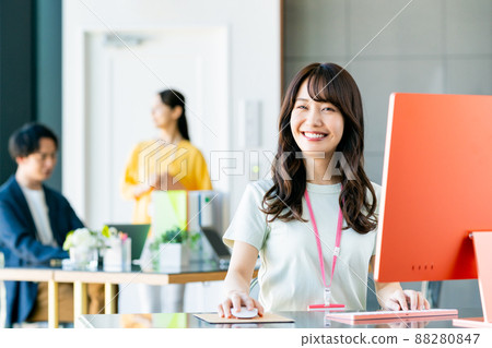 年輕工程師在辦公室 88280847