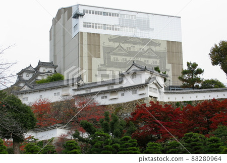 《平成大修》中裸露屋頂的姬路城大天守 88280964