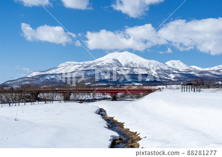 好天氣的二世谷山脈和紅橋 88281277
