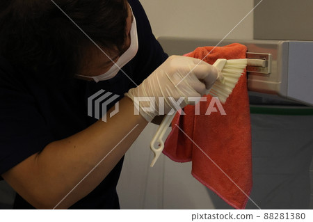 Work scenery to clean every detail for the year-end general cleaning 88281380