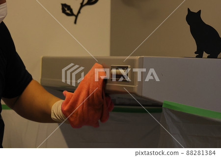 Work scenery to clean every detail for the year-end general cleaning Work scenery to clean every detail for the year-end general cleaning 88281384