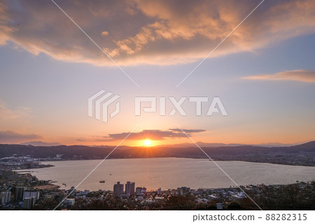 Lake Suwa and the setting sun from Tateishi Park, Suwa City, Nagano Prefecture Lake Suwa and the setting sun from Tateishi Park, Suwa City, Nagano Prefecture 88282315