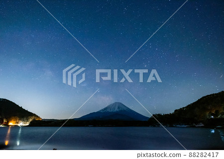 山梨縣精進湖、富士山和銀河的星空 山梨縣精進湖、富士山和銀河的星空 88282417