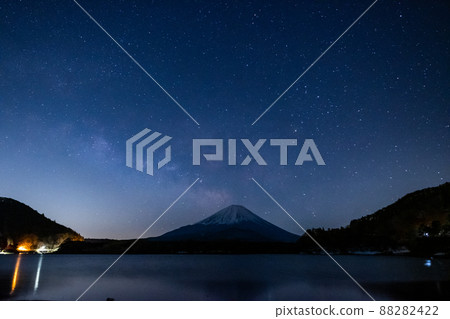 The starry sky of Lake Shoji, Mt. Fuji and the Milky Way in Yamanashi Prefecture 88282422