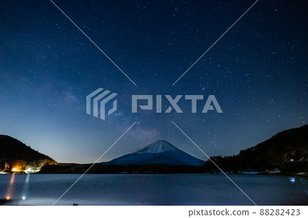 The starry sky of Lake Shoji, Mt. Fuji and the Milky Way in Yamanashi Prefecture The starry sky of Lake Shoji, Mt. Fuji and the Milky Way in Yamanashi Prefecture 88282423