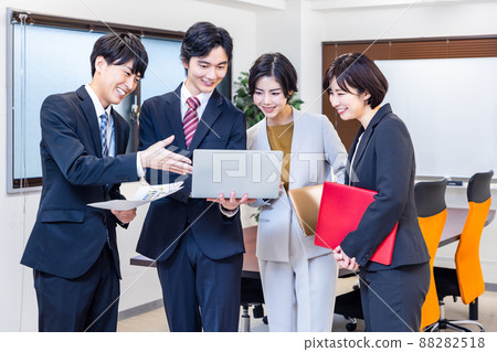 在會議室開會的商務人士 88282518