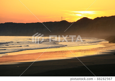 Scenery of sandy beach approaching sunset and Byobugaura, Chiba Prefecture 88282567