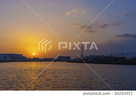 Beautiful sunset sky seen from the embankment around the Kanzakigawa Bridge [Around Kanzakigawa Station, Osaka] 88283951