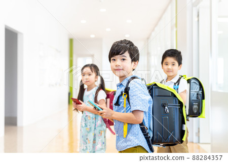 Elementary school students with smartphones Photographing cooperation: Japanese language school attached to Chuo Technical School 88284357