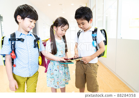 Elementary school students with smartphones Photographing cooperation: Japanese language school attached to Chuo Technical School 88284358