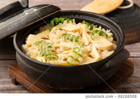 Bamboo shoot rice cooked in a clay pot 88288508