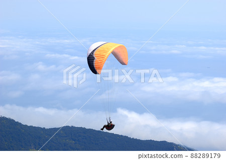 Enjoy the freedom with a paragliding flight 88289179