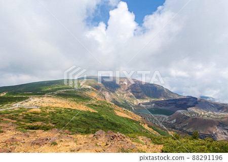 Miyagi Prefecture / Summer clouds and bright green Zao Okama (Okama) Miyagi Prefecture / Summer clouds and bright green Zao Okama (Okama) 88291196