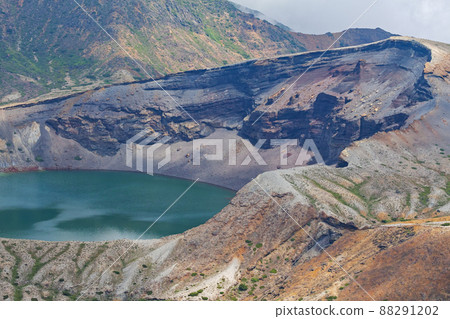 Miyagi Prefecture / Summer clouds and bright green Zao Okama (Okama) 88291202