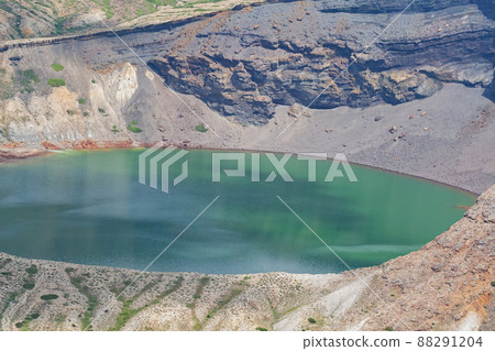 Miyagi Prefecture / Summer clouds and bright green Zao Okama (Okama) 88291204
