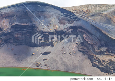 Miyagi Prefecture / Summer clouds and bright green Zao Okama (Okama) Miyagi Prefecture / Summer clouds and bright green Zao Okama (Okama) 88291212