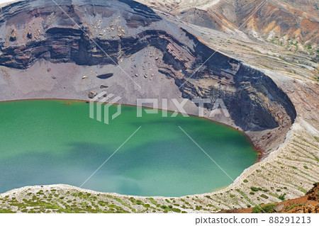 宮城縣/夏天的雲彩和鮮綠色的藏王岡間(Okama) 宮城縣/夏天的雲彩和鮮綠色的藏王岡間(Okama) 88291213