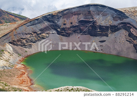 Miyagi Prefecture / Summer clouds and bright green Zao Okama (Okama) 88291214