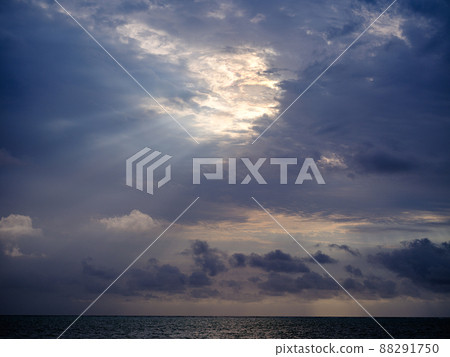 多雲然後晴朗的天空 88291750