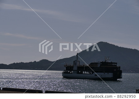 穿過藍色大海的藍色渡輪 88292950