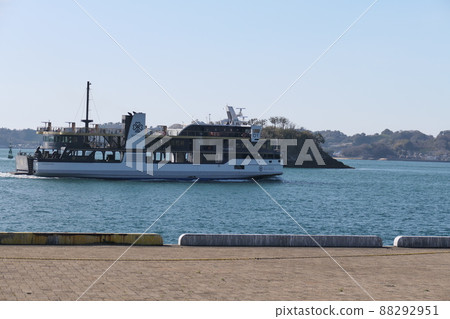 穿過藍色大海的藍色渡輪 穿過藍色大海的藍色渡輪 88292951