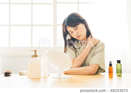 Middle-aged women looking in the mirror (stiff shoulders) Middle-aged women looking in the mirror (stiff shoulders) 88293073