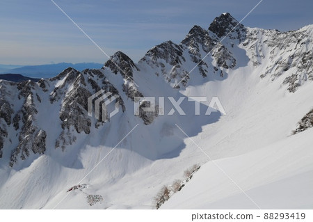 [Nagano / Gifu / April] The magnificent Mae Hotakadake seen from the southern ridge of Kitahotakadake 88293419