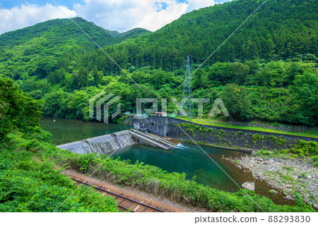 黑根町附近的渡瀨溪谷渡瀨川大壩初夏風景 88293830