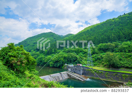 黑根町附近的渡瀨溪谷渡瀨川大壩初夏風景 88293837