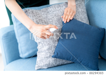 Housewife's hand to disinfect the sofa [Parts cut] 88294383