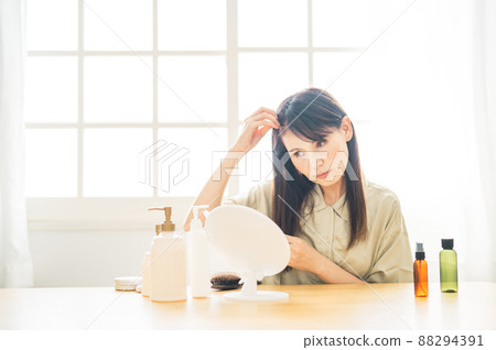 照鏡子的中年婦女(護髮/煩惱) 照鏡子的中年婦女(護髮/煩惱) 88294391