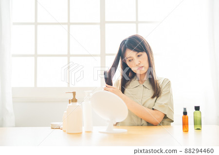 Middle-aged women looking in the mirror (brushes / worries) Middle-aged women looking in the mirror (brushes / worries) 88294460