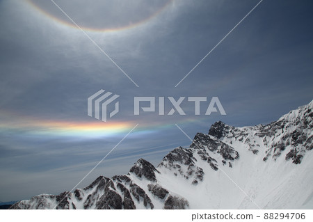 [長野 / 岐阜 / 4 月] 從北穗高岳南部山脊看到的 Mae Hotakadake、Circumhorizontal Arc 和 Halo 之間的合作 88294706