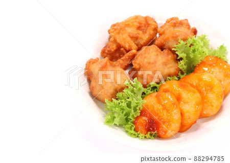 Fried chicken, big shrimp chili, bright background 88294785