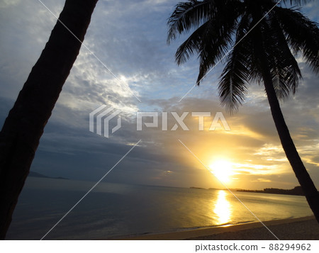 泰國蘇梅島海灘上美麗的日出 泰國蘇梅島海灘上美麗的日出 88294962
