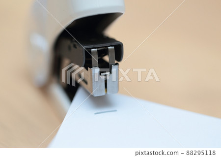 Staple the documents with a stapler 88295118