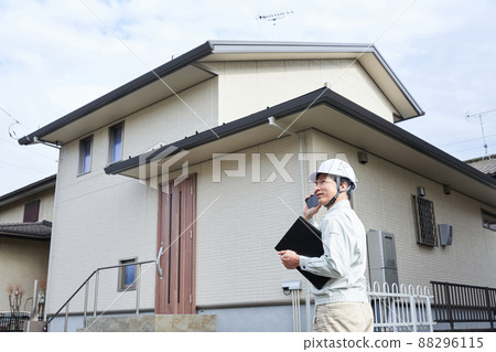 一個穿著工作服的商人 88296115