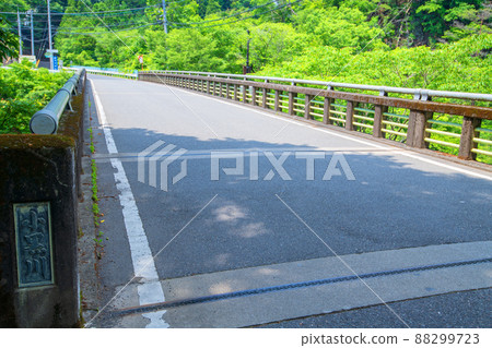 Uedazawa Bridge, a tributary of the Watarase River, Oguro River, Kurohone Town, early summer scenery 88299723