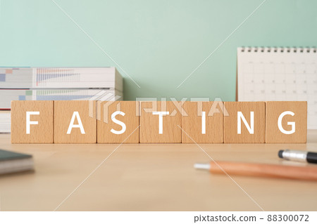 禁食的形象 | 桌子上寫著“FASTING”的積木 88300072