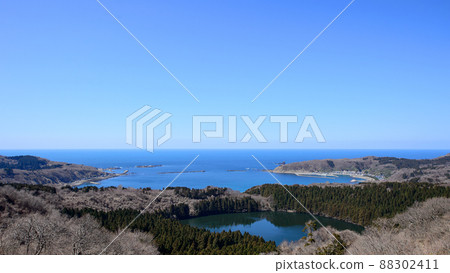Toga Bay and Ninomegata seen from the clear Hachibodai, Akita Prefecture 88302411